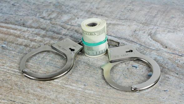 Çalıştığı şirketten 4 milyon dolar çalan kadın kendine ölü süsü verdi