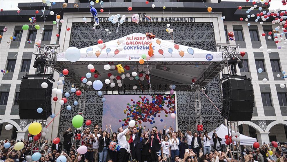 Binlerce kişi kanseri yenen Ali Asaf için balon uçurdu