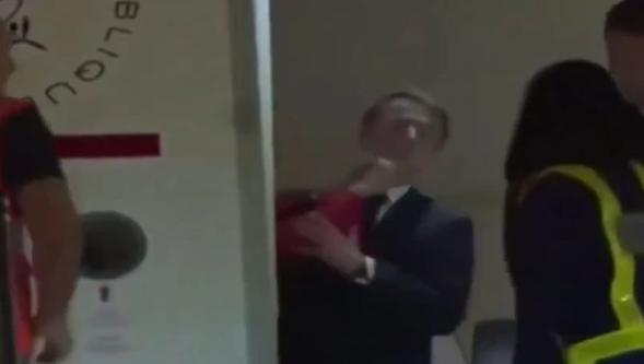 Fransa Cumhurbaşkanı Macron uçakta eşinden tokat yedi!