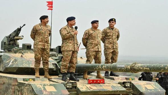 Pakistan'ın  en güçlü adamı Hindistan'la yüzleşmek için meydana çıktı
