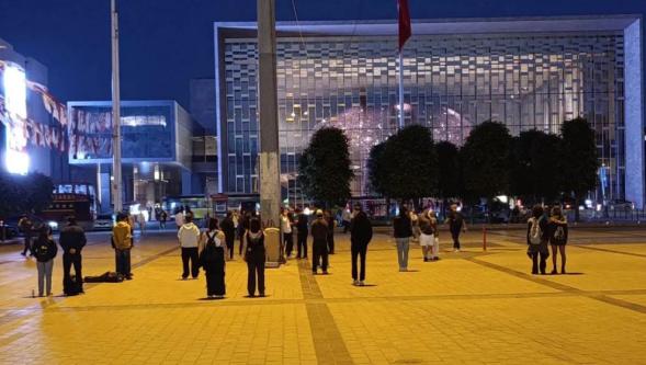 Taksim'de 'duran adam' eylemi! 18 genç gözaltına alındı