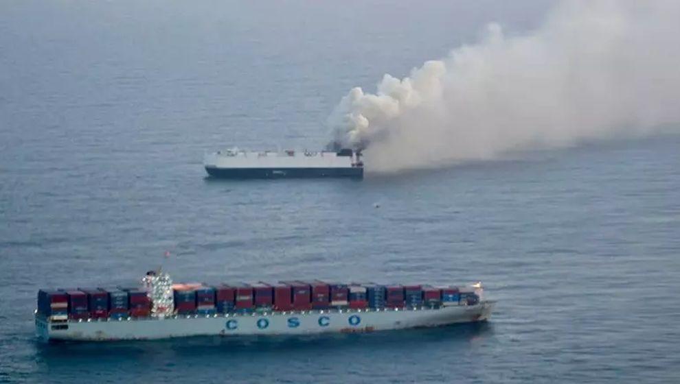Kargo gemisi yandı! 3 binden fazla araç ile sulara gömüldü