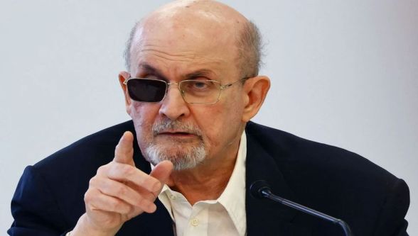 Selman Rüşdi, yapay zekanın insanları yazarlıkta ne zaman geçeceğini açıkladı