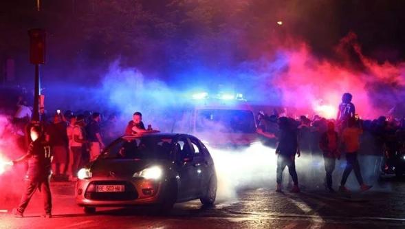 PSG şampiyon oldu, Fransa'da sokaklar karıştı