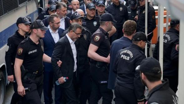Yeni Şafak yazarı Kaplan: Yolsuzluk soruşturması olan AK Partili belediye başkanlarını içeri atmazsanız..."