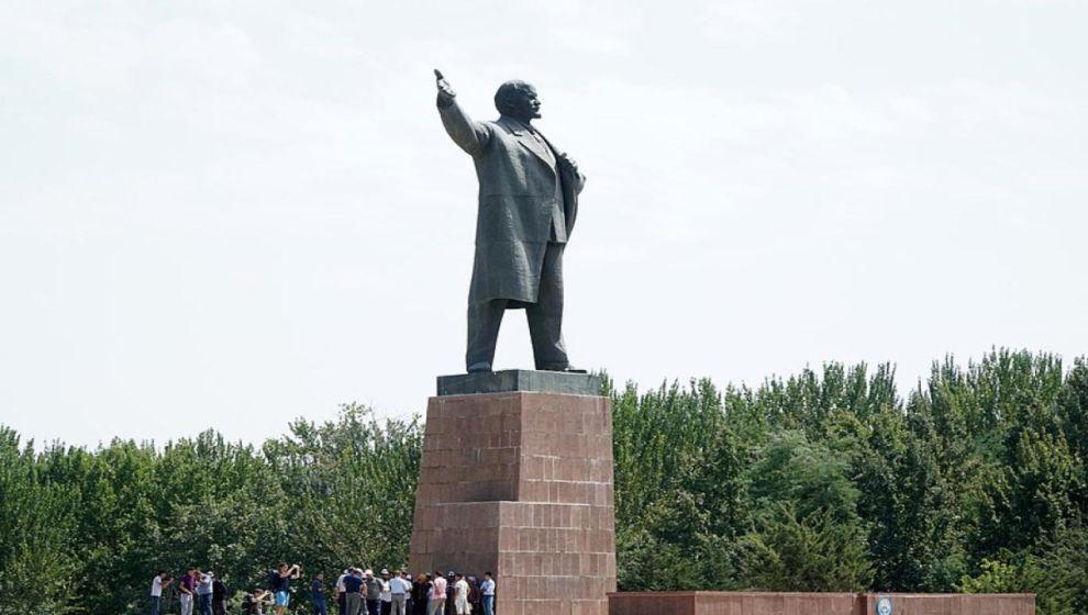 Orta Asya'nın en büyük Lenin heykeli indirildi