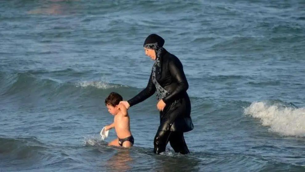Suriye'de kadınlara tesettür mayo zorunluluğu getirildi