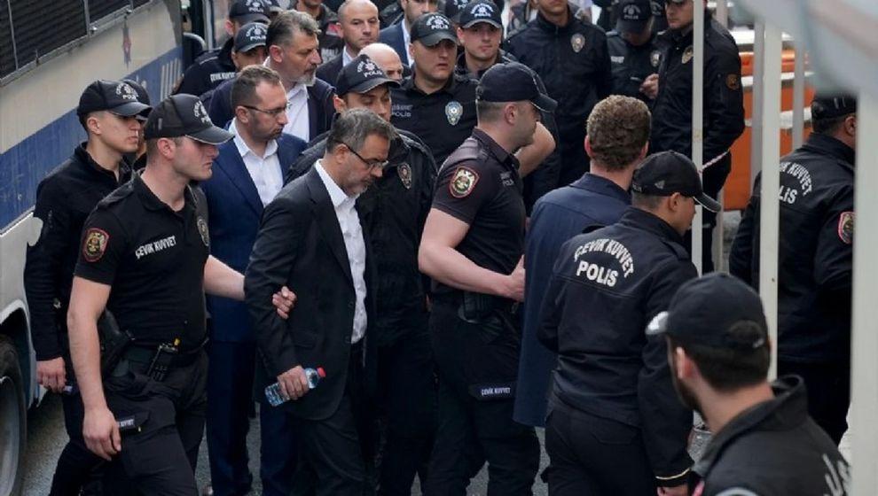 Yeni Şafak yazarı Kaplan: Yolsuzluk soruşturması olan AK Partili belediye başkanlarını içeri atmazsanız...