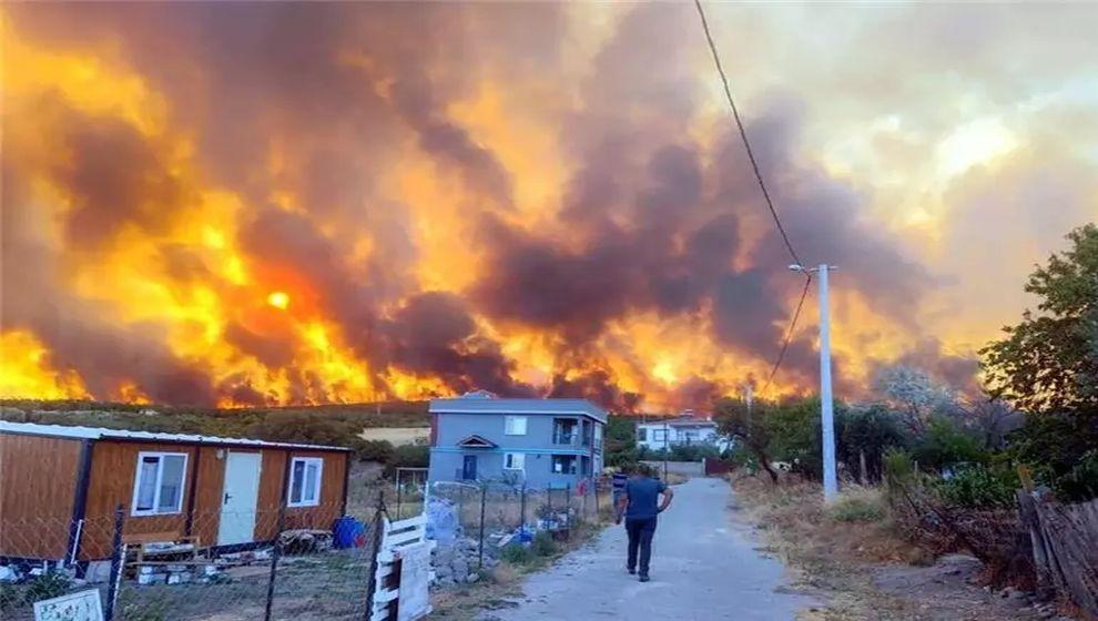 4 ilde orman yangını! Rüzgarın etkisiyle büyüdü, yerleşim yerleri boşaltılıyor