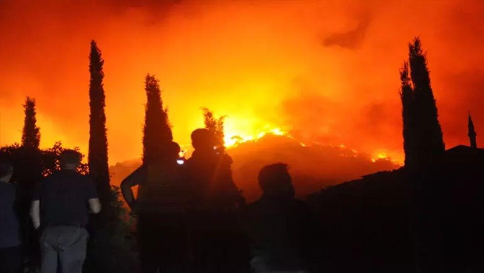 İzmir'de Çeşme ve Ödemiş'te orman yangınları yerleşim yerlerine ulaştı, bazı mahalleler tahliye edildi