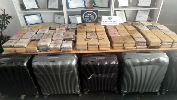 Elçilik aracından 206 kilo kokain çıktı!