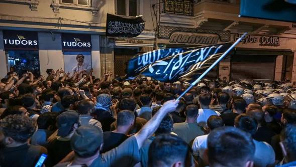Leman dergisine protestoda 'Yaşasın şeriat' sloganları