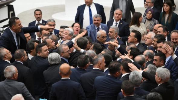 Meclis'te kavga çıktı: “Şu hale bak, ayı gibi oturuyorsun ya”