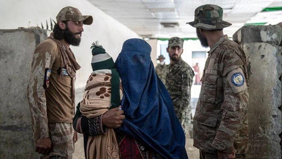 Afgan kadınlar barbar Taliban rejiminin yasaklarına meydan okuyor