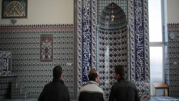 Almanya'da İslam'a taviz veriliyor iddiası