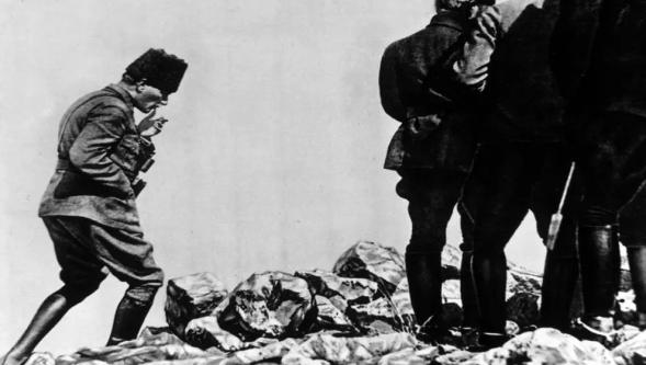Atatürk'ün Kocatepe'deki anıt fotoğrafı: 'Kurtuluş abidesi'nin hikayesi