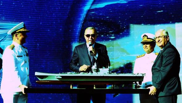 'Savunma Bakanı ile Deniz Kuvvetleri Komutanı maket taşıdı!'