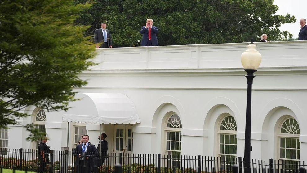 Trump Beyaz Saray'ın çatısına çıktı