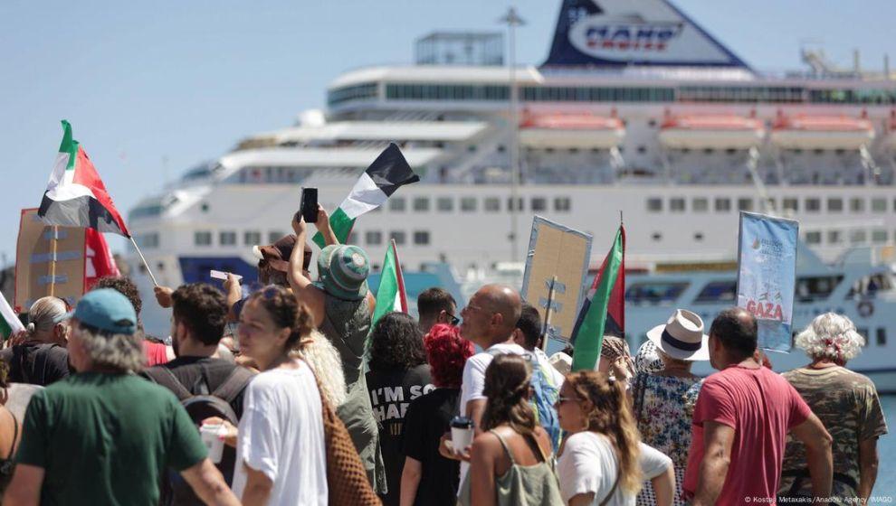 Yunanistan'da İsrailli turistleri taşıyan gemiye protesto