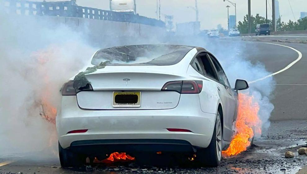 Almanya’da Tesla faciası: Üç kişi yanarak öldü