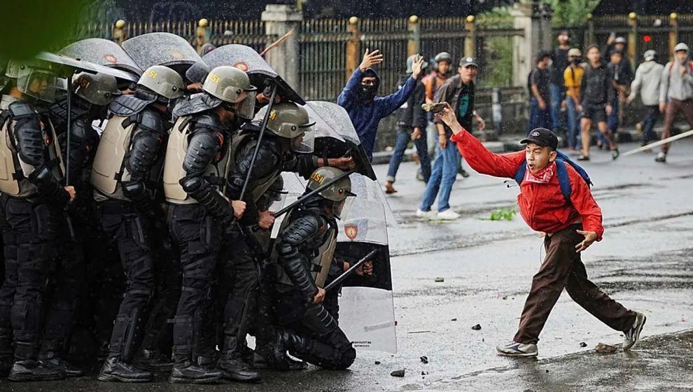 Endonezya krize sürüklendi: Halk neden sokakta, neyi protesto ediyor?