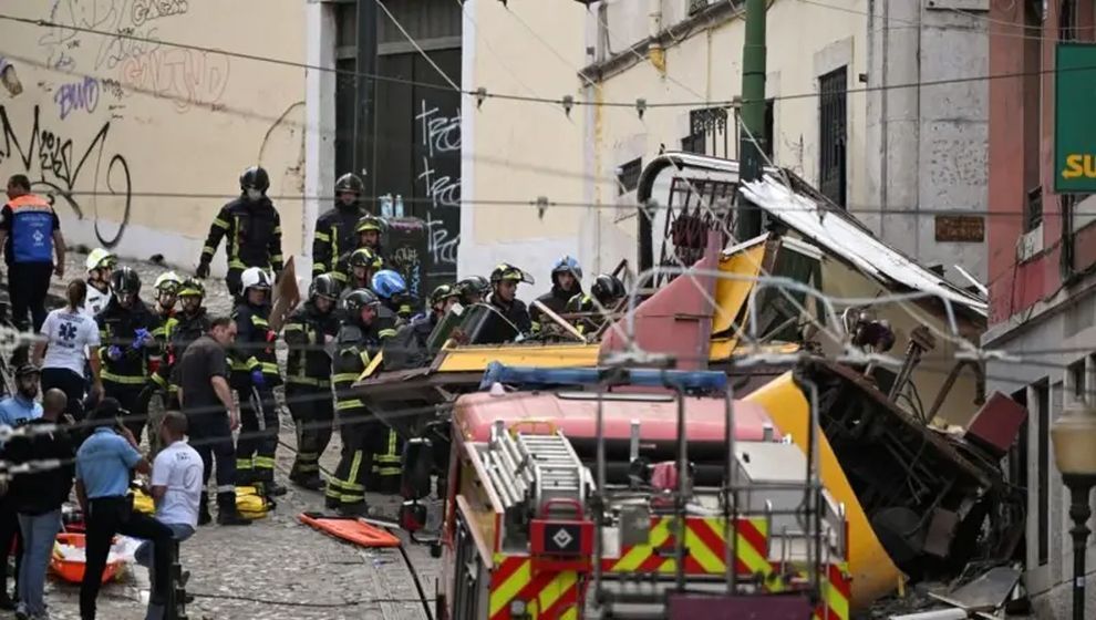 Lizbon'da tarihi füniküler raydan çıktı: En az 17 kişi öldü