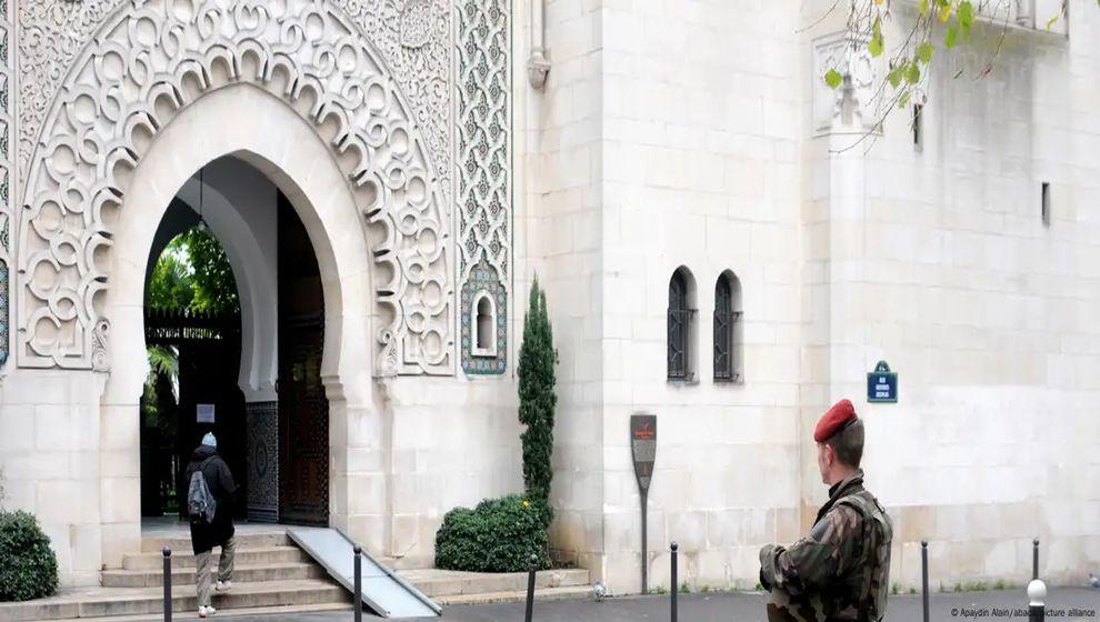 Fransa'da cami önlerine domuz kafası bırakıldı