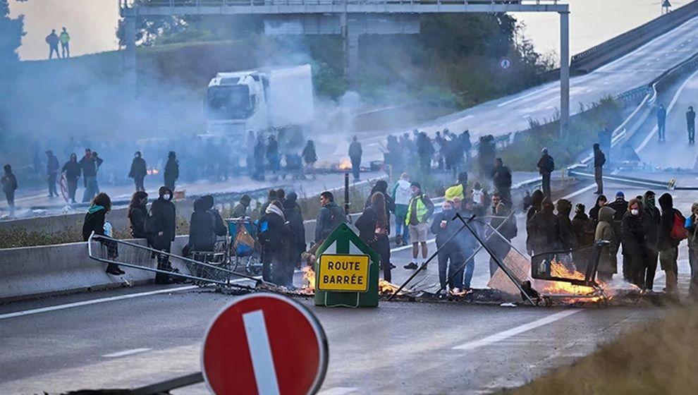 Fransızlar sokağa döküldü... Hareketin adı; 