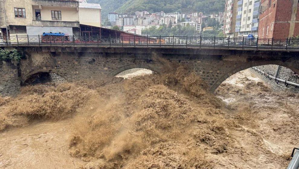 Karadeniz'i sel vurdu: Rize, Giresun ve Artvin'de dereler taştı, yollar kapandı
