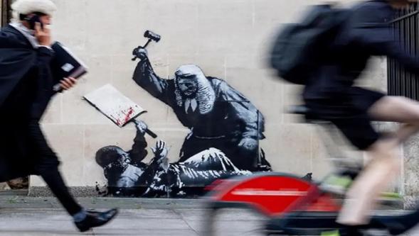 Banksy'den soykırım destekçisi Siyonist İngiliz yargısına tarihi tokat!