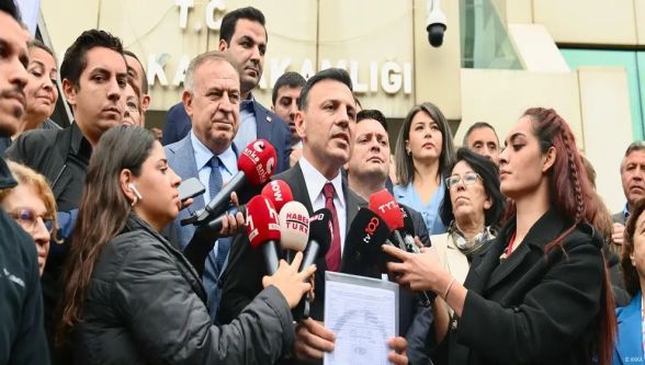 CHP İstanbul İl Başkanı Özgür Çelik mazbatasını aldı