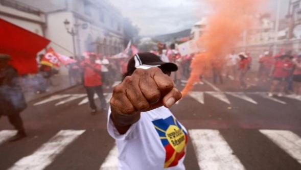 Fransa'da hayat felç: İşçiler birleşti, sokaklar karıştı ve jandarma sokakta