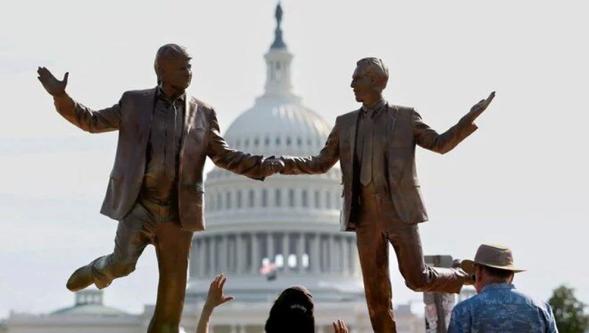 Trump ve Epstein'ın "arkadaşlığı" Washington'un göbeğinde heykelle taçlandı