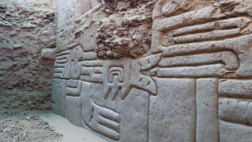 Peru'da 3 bin yıllık gizem: Dev duvar oyması gün yüzüne çıktı