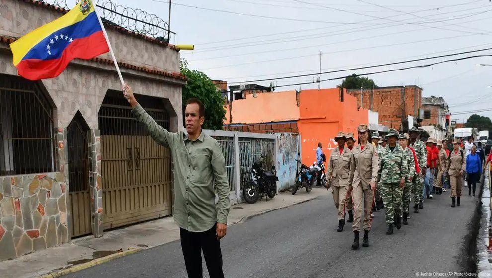 Venezuela sivillere askeri eğitim veriyor