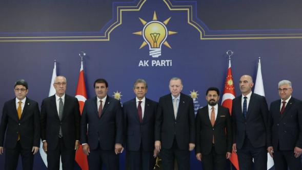 7 belediye başkanı Erdoğan'ın elini öperek AKP'ye geçti