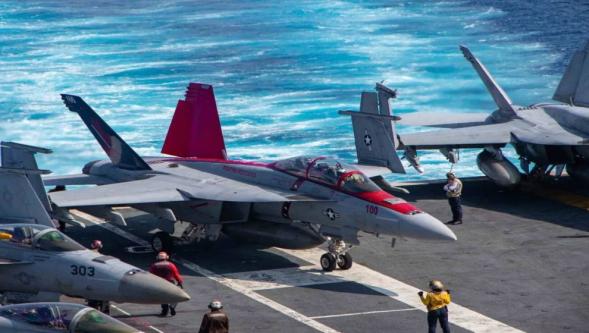 ABD uçak gemisinden bir helikopter ve uçak denize düştü