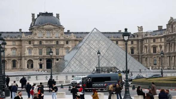 Louvre'da 7 dakika süren büyük soygun: Dünyaca ünlü müze kapılarını kapattı!