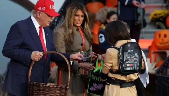 Trump ve eşi Cadılar Bayramı'nı kutladı, hediye dağıttı