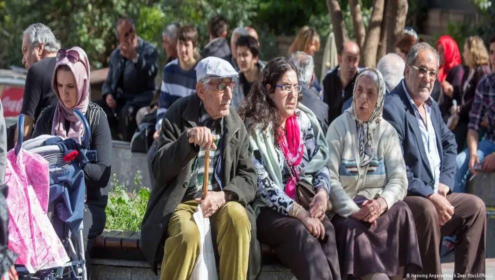 Gece nöbetinde emekliler: Türkiye'de yaşlılığın bedeli