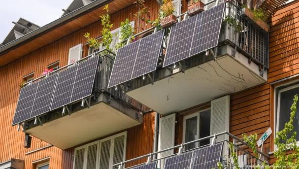 Az güneşli Almanya'da balkon güneş panellerine ilgi artıyor