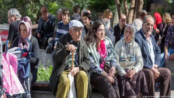 Gece nöbetinde emekliler: Türkiye'de yaşlılığın bedeli