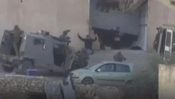 Soykırımcı İsrail askerleri teslim olmuş iki Filistinliyi alçakça katletti