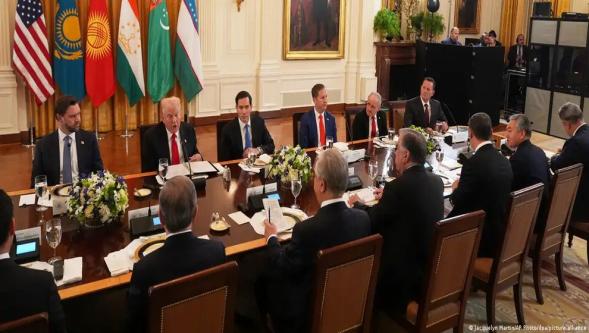 Kazakistan lideri Tokayev saçmaladı: "Başkan Trump siz göklerden gönderilmiş büyük bir lidersiniz"