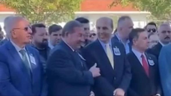 Küstahlık diz boyu: Şehit cenazesinde gülme rezaletinin ardından bir skandal daha