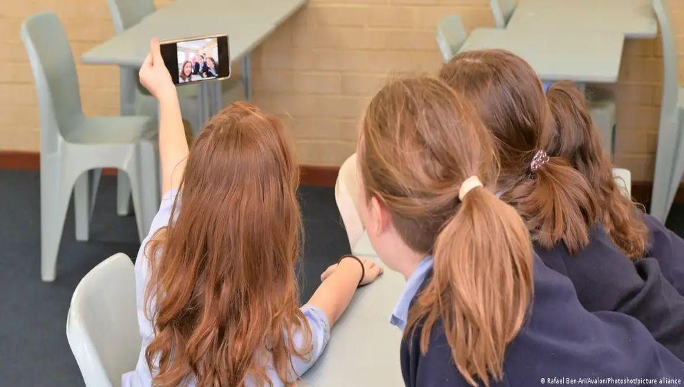 İsrail'de ilkokullarda telefon kullanmak yasaklandı