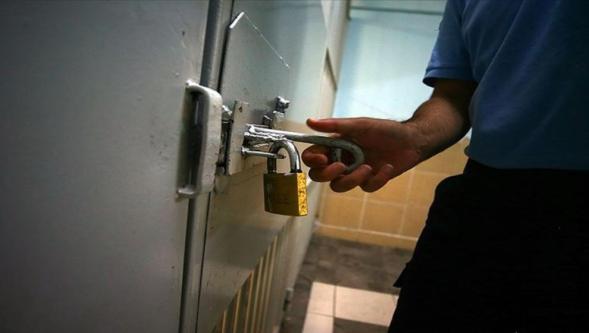 Her 8 tutukludan 1'i tahliye ediliyor