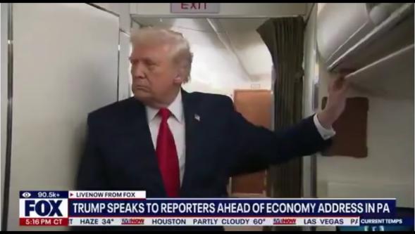 Air Force One'da tuvalet kapısı Trump'a çarptı