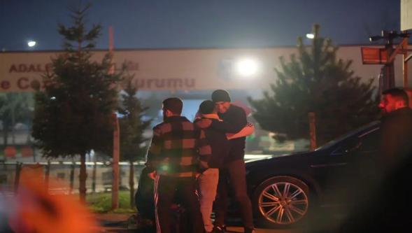 Cezaevleri önünde erken tahliye sevinci