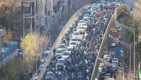 İran: Halk sokakta, protestolar büyüyor